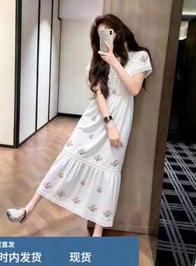 时尚气质甜美独特漂亮2026夏季新款白色蕾丝拼短袖碎花洋装女装