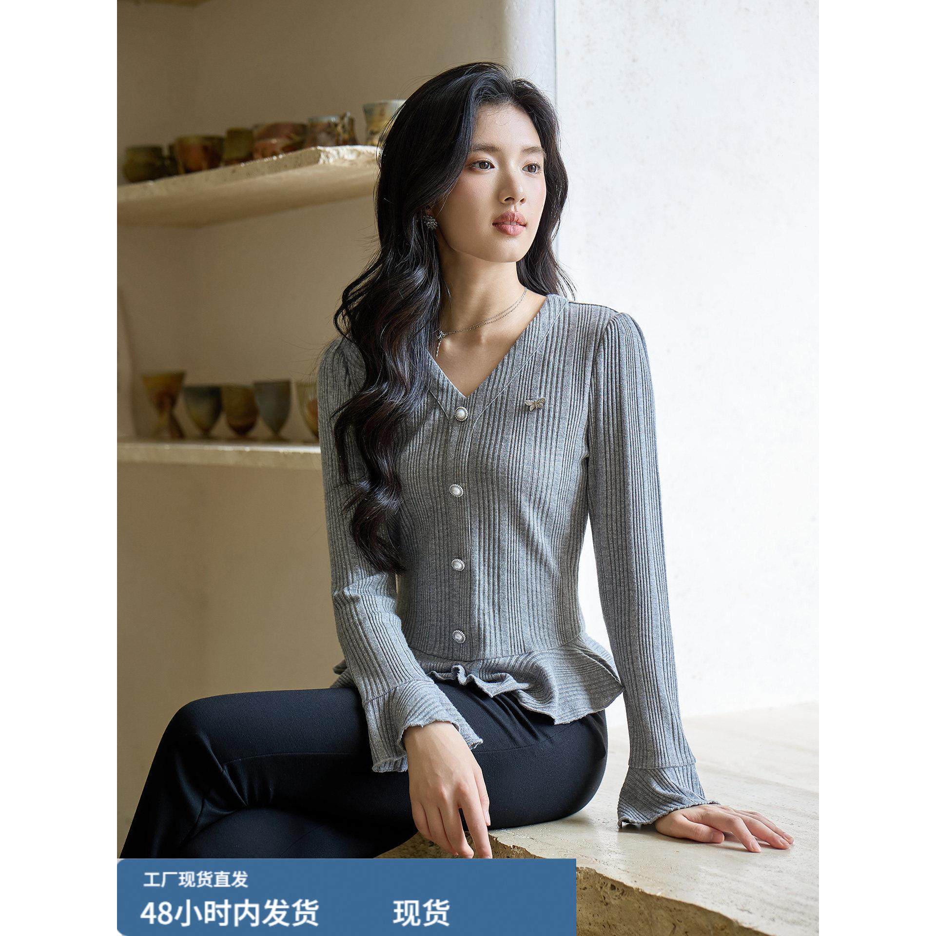 大码女装秋冬季浅灰V领针织衫珍珠扣微喇叭袖竖条纹显瘦上衣,模玩/动漫/周边/娃圈三坑/桌游,Cosplay女装/cos女装,淘宝优惠券,粉丝福利购,淘宝优惠卷