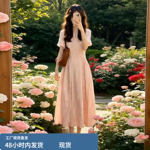 法式初恋粉色短袖洋装子女夏季2026新款巨好看气质收腰显瘦长裙
