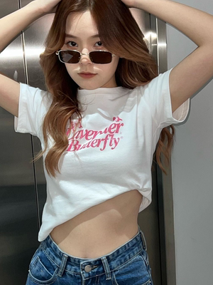 Lisa穿搭小露脐粉嫩芭比辣妹T恤