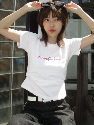 小小红心简约字母白色露脐短袖