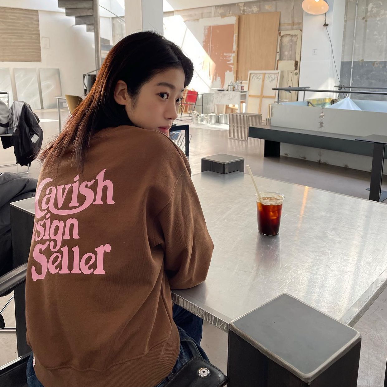 后背韩系粉字母两色显白小众卫衣