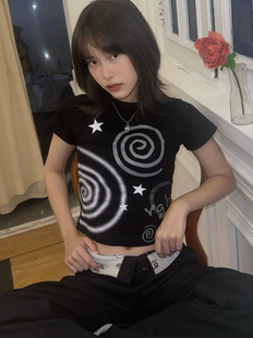 晚睡 素女孩小众五角星黑色高腰紧身露脐T恤女夏季 短袖 新春 蜘蛛元
