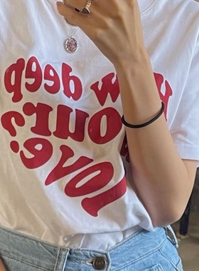 晚睡/红色爱心字母高级感夏季白色圆领短袖女简约系列纯棉短袖T恤