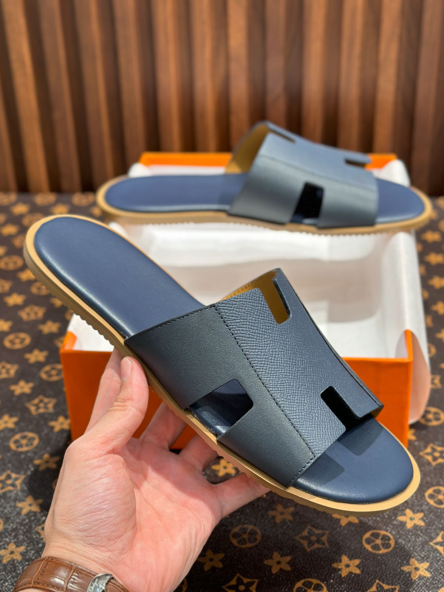 Kişi dəri flip-flop və yay səndəlləri, düz altlıq