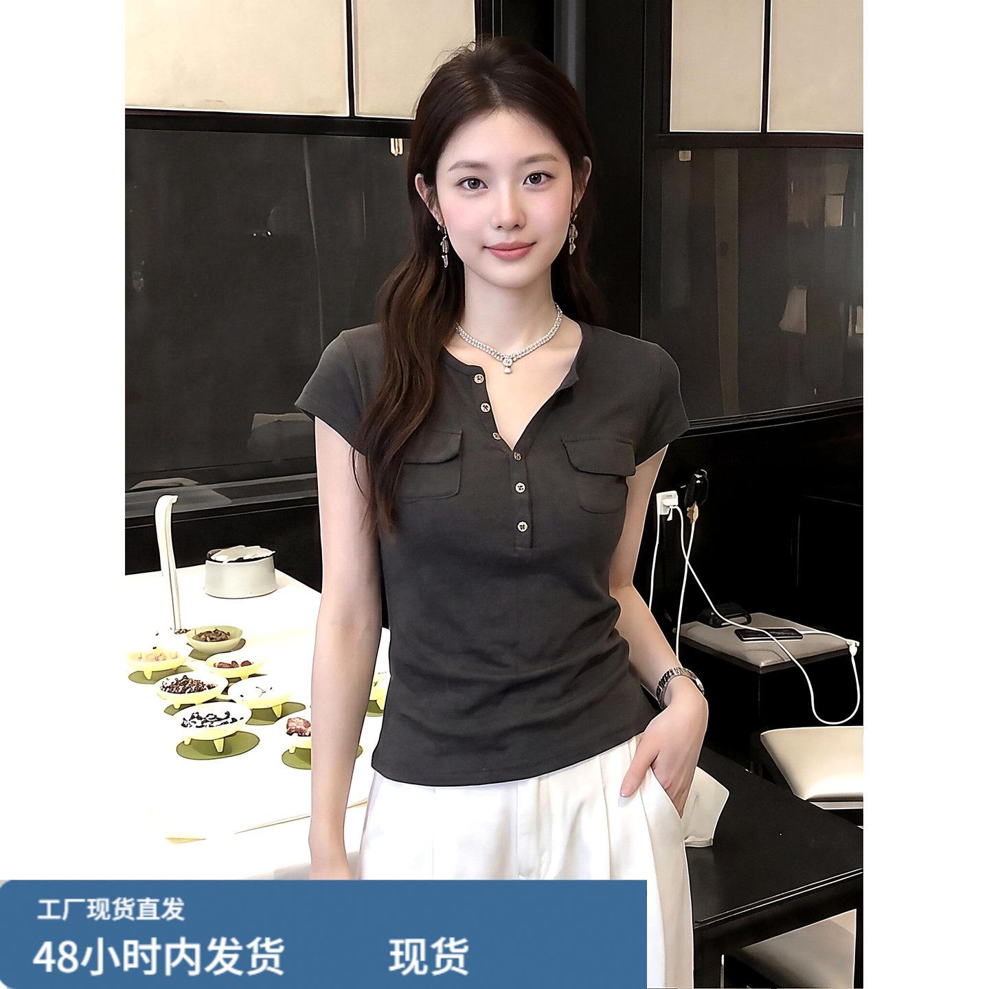 口袋设计钮扣V领短袖T恤女夏季2026新款独特漂亮巨好看打底衫上衣