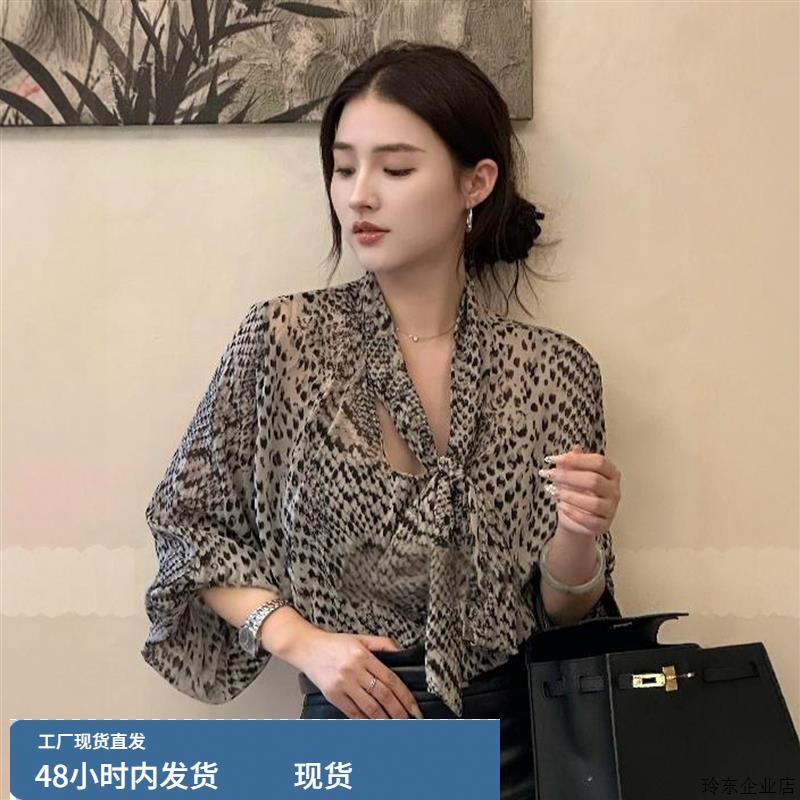 法式高级感V领印花衬衫女款2025新款爆款设计感独特漂亮小衫上衣