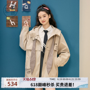 紫涵短款卡其色风衣女2026春季新款卡通刺绣格纹抽绳设计连帽外套