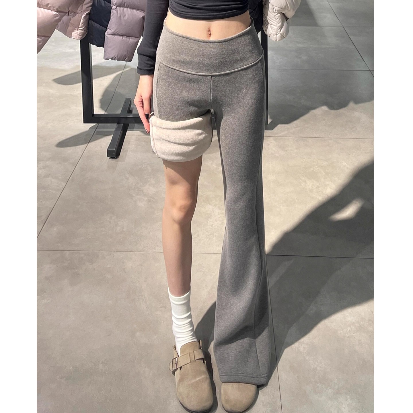 浅灰色加绒加厚微喇裤女秋冬季2025年新款高腰显瘦修身垂感喇叭裤