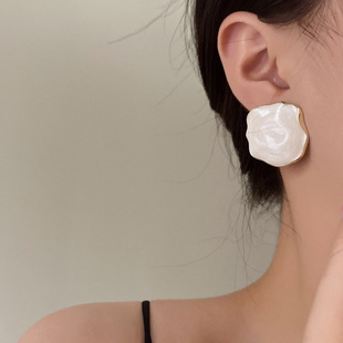 INS冷淡风不规则设计感个性滴釉白色耳环女夏复古港风气质大耳钉