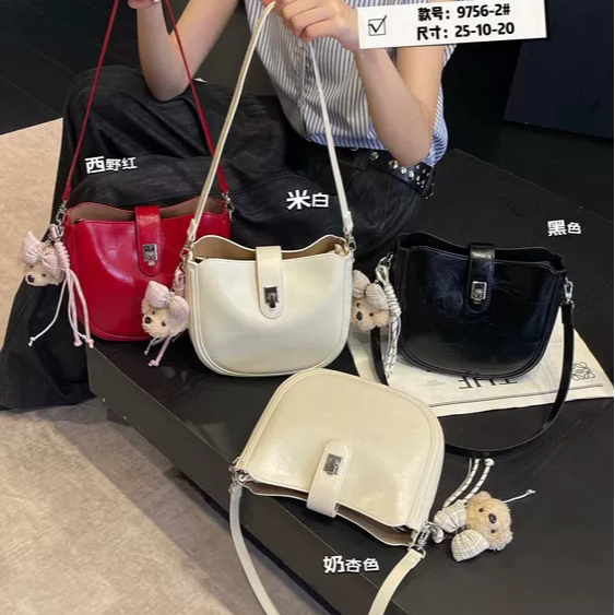 2026新款时尚油腊皮半圆包女轻奢链条单肩包洋气小众斜挎马鞍包潮