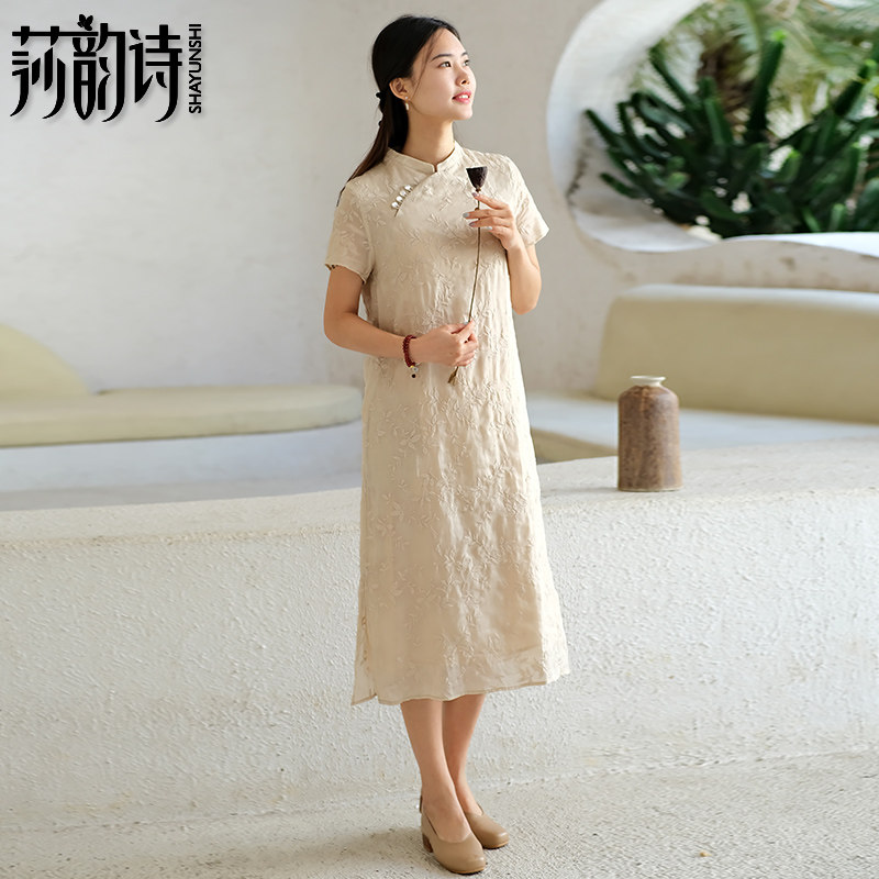 直播专属中式复古圆领斜襟白珠扣花纹刺绣浅杏色修身改良旗袍裙子