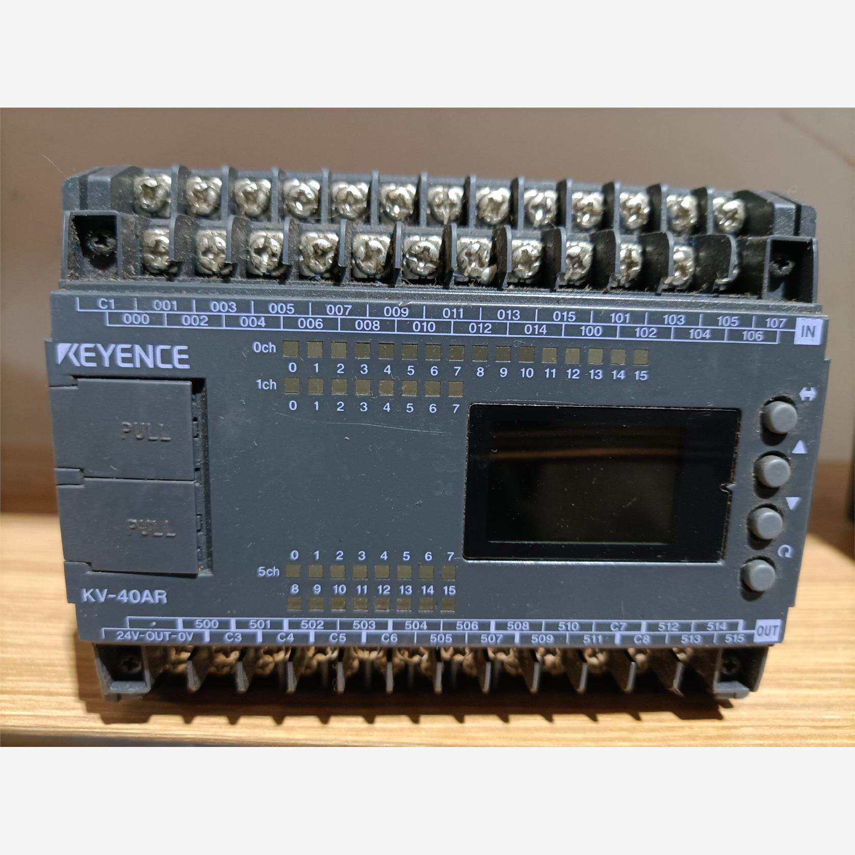 库存现货基恩士主机KV-40AR图片实拍，外壳破损，通电如图。功