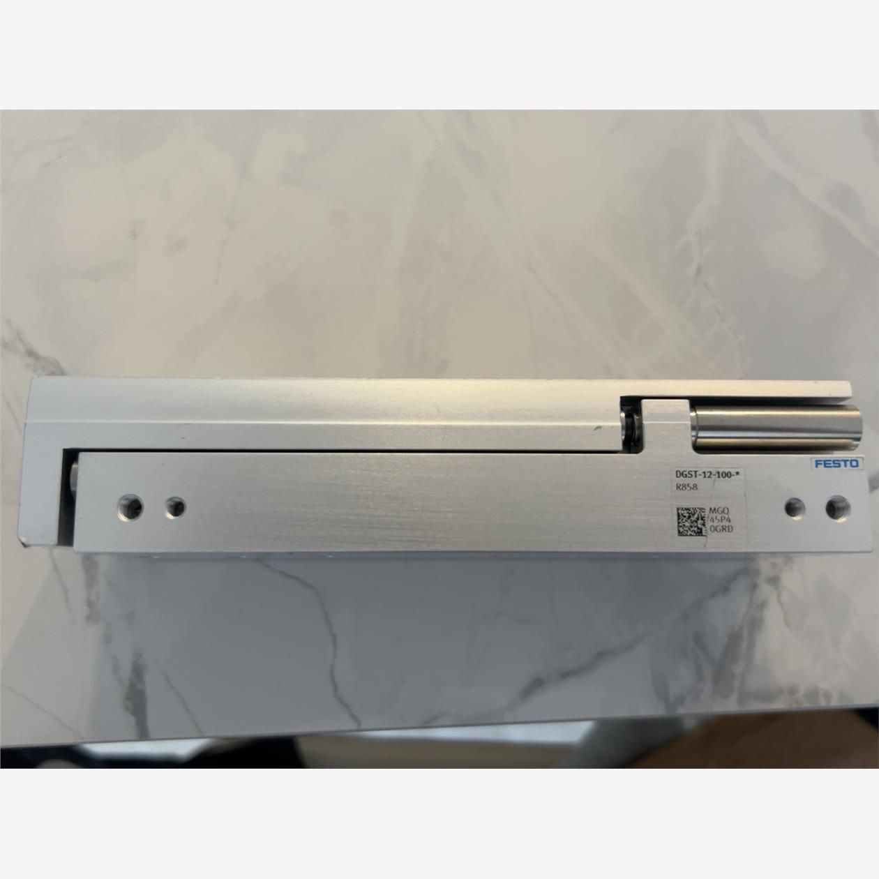 费斯托DGST-12-100滑台气缸,未使用,没有包装放置有议价