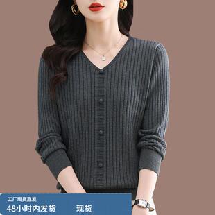 中年妈妈长袖t恤女2025春秋新款洋气桑蚕丝v领上衣宽松针织小衫