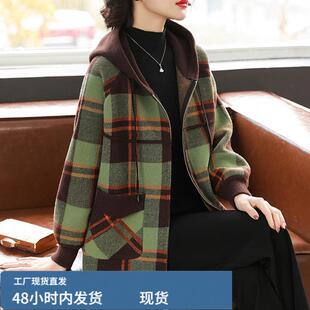 妈妈装外套连帽针织上衣女春秋季中老年短款开衫夹克中年格子衣服