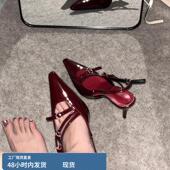 miu酒红色包头高跟鞋 女细跟性感宴会名媛显瘦气质一字细带扣凉鞋