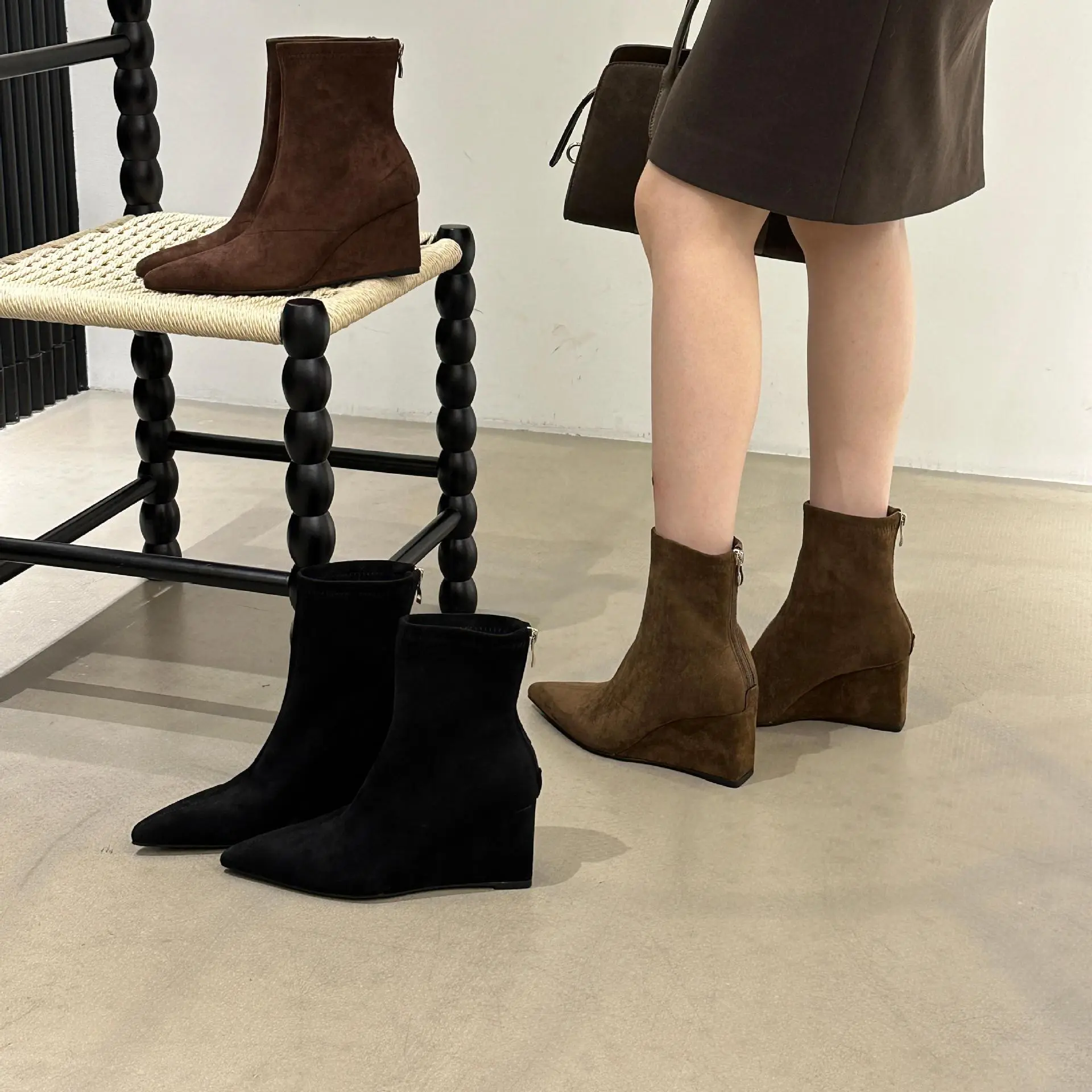 复古绒面尖头短靴2025冬季坡跟弹力瘦瘦靴法式气质马丁靴高跟靴