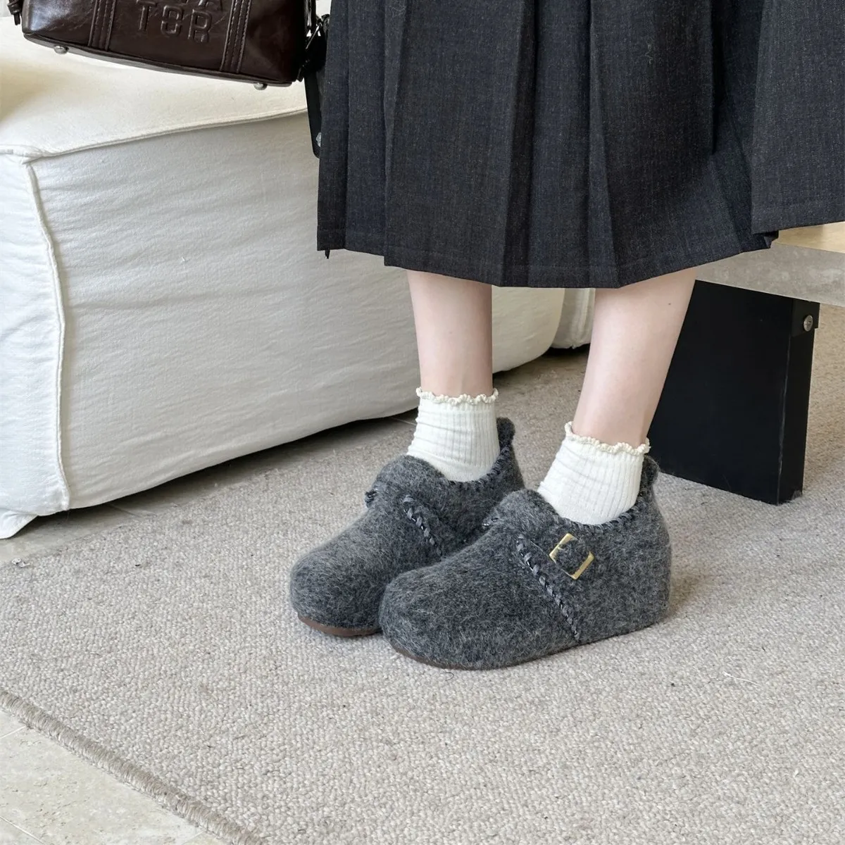 2025新款圆头内增坡跟百搭通勤软底皮带扣毛呢女保暖博肯单鞋