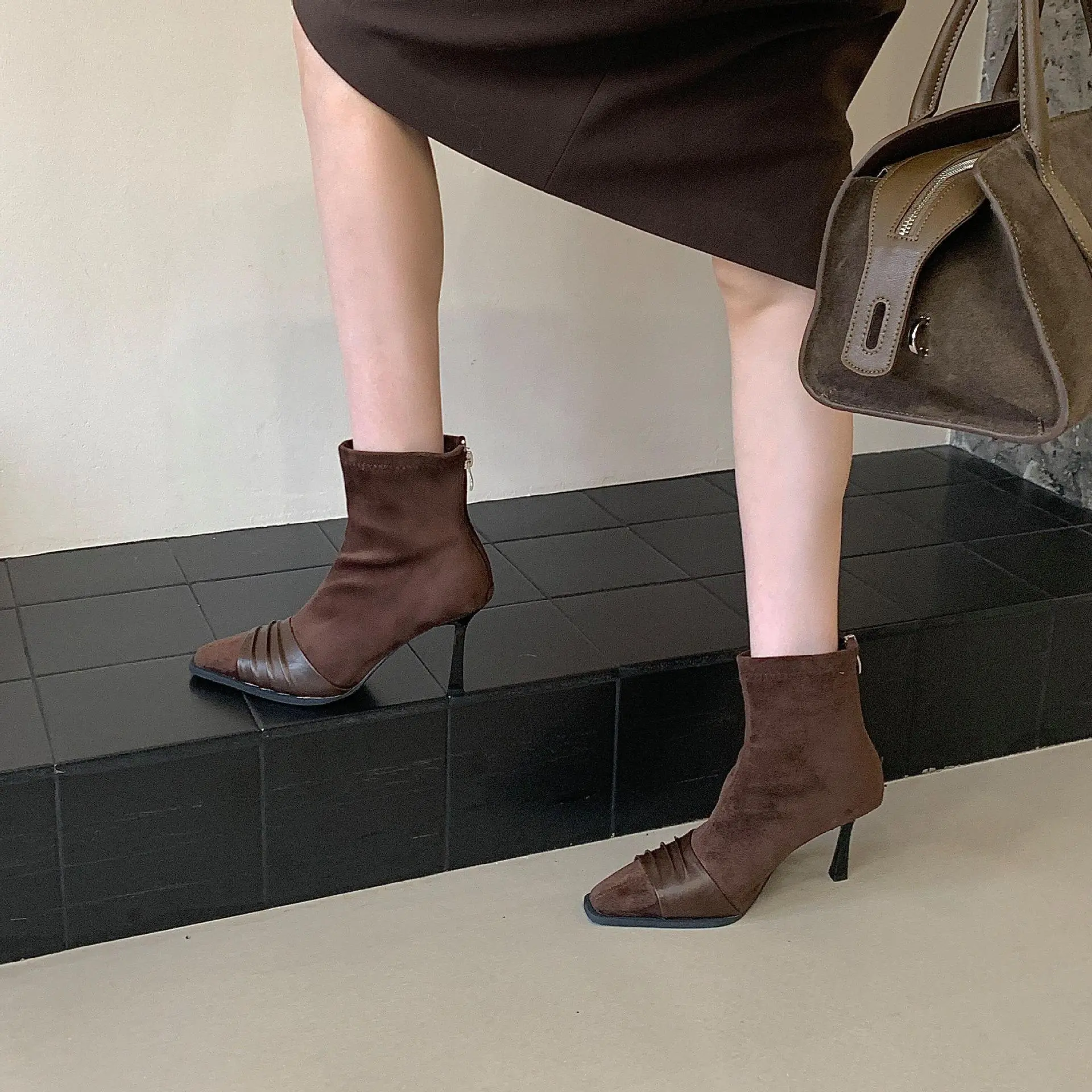 2025新款褶皱设计感女靴细跟小方头绒面短靴秋冬气质通勤后拉链靴