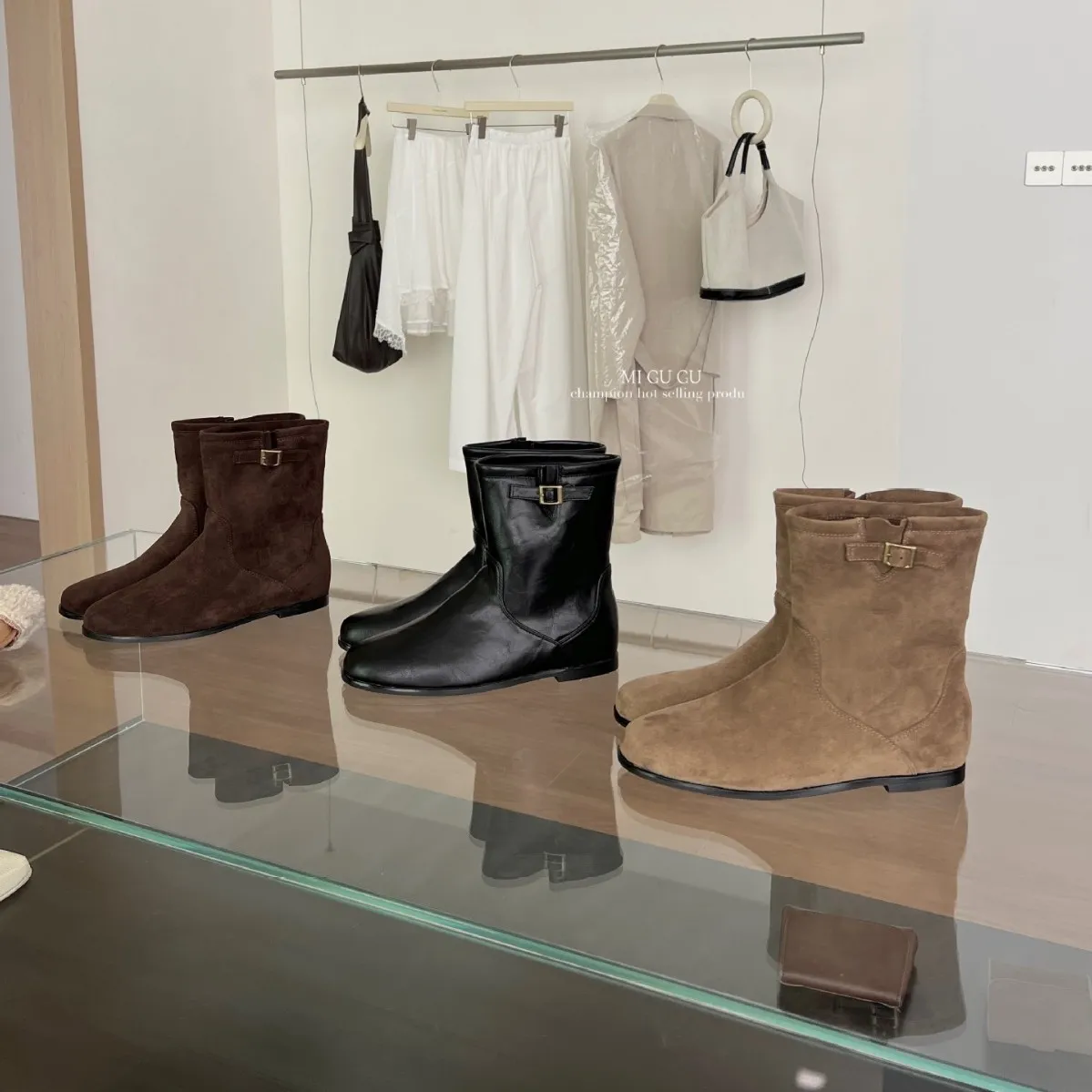 2025秋冬新款圆头皮带扣绒面低筒瘦瘦马丁内增坡跟女短靴