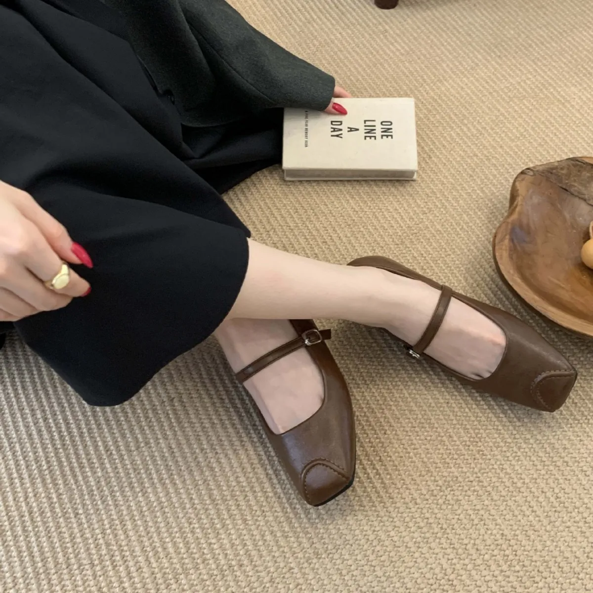 2025早秋新款韩版气质简约一字扣带方头浅内增高单鞋
