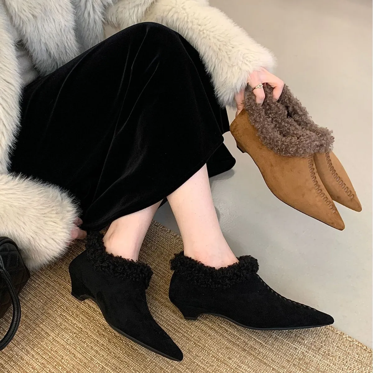 2025新款韩版尖头卷毛毛粗跟尖头编织保暖时装女短靴裸靴