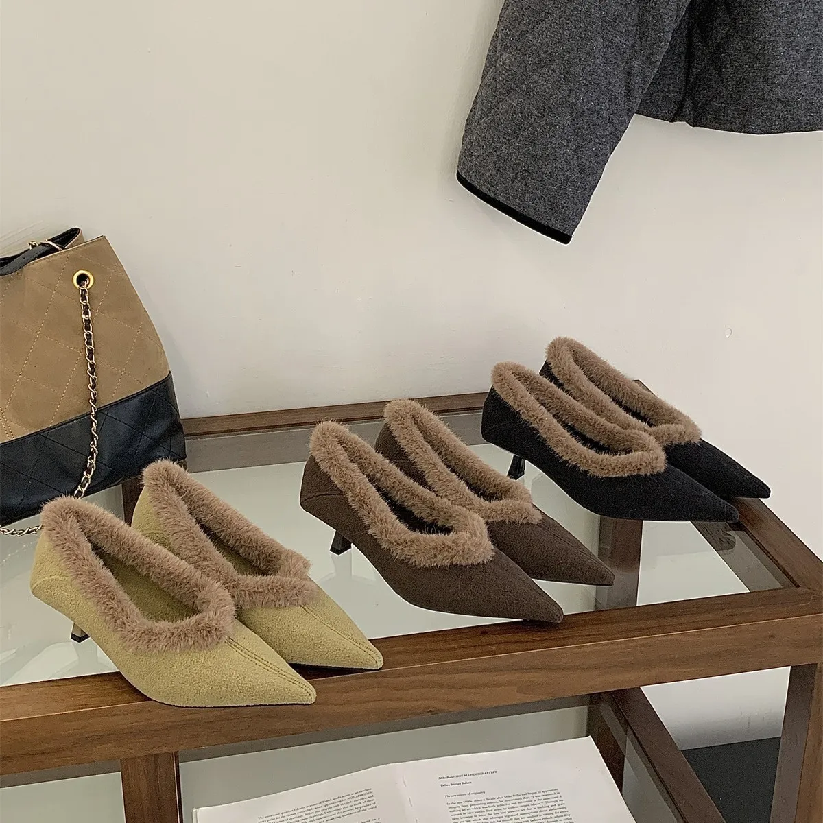 2025新款尖头内增粗跟呢子一字带扣百搭通勤软底套脚女保暖单鞋