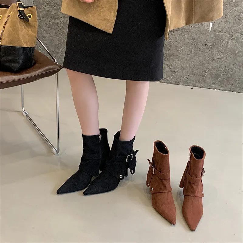 米庭裤管靴复古尖头皮带扣高跟短靴2025秋冬百搭绒面侧拉链短筒靴