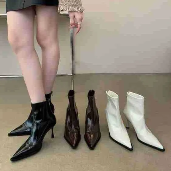 黑色显瘦尖头高跟短筒靴女2025新款软皮时装靴单靴复古瘦瘦靴