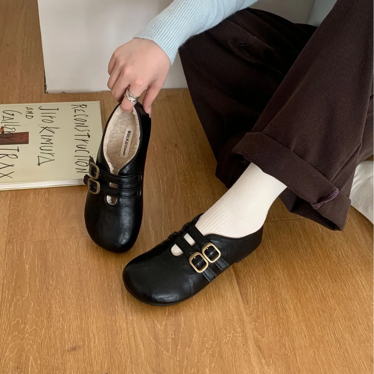 2025新款圆头皮带扣休闲雕花软底通勤豆豆加绒女单鞋