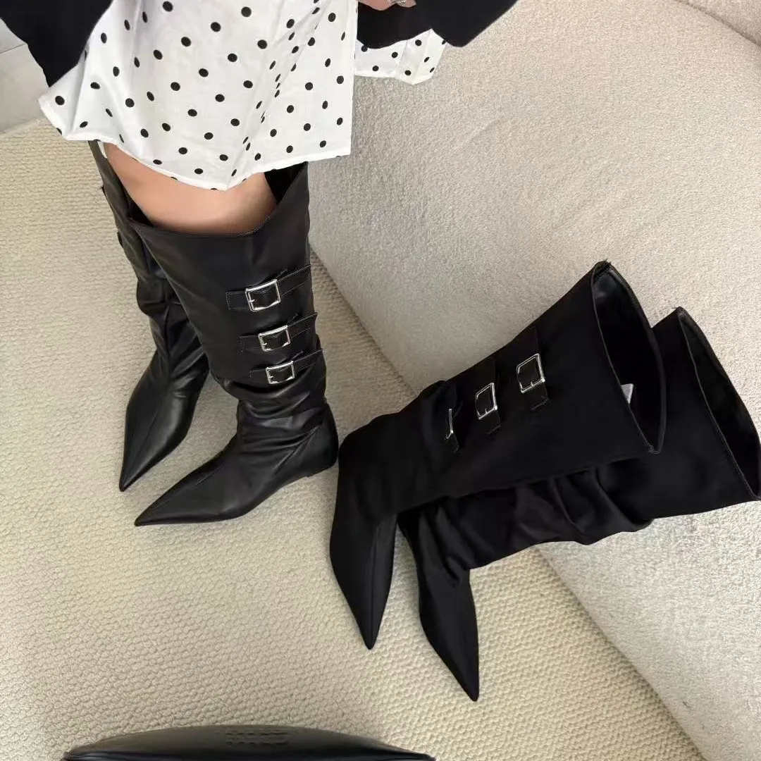 2025年秋冬季新款舒适皮带扣尖头细跟高跟鞋女气质显瘦长筒骑士靴
