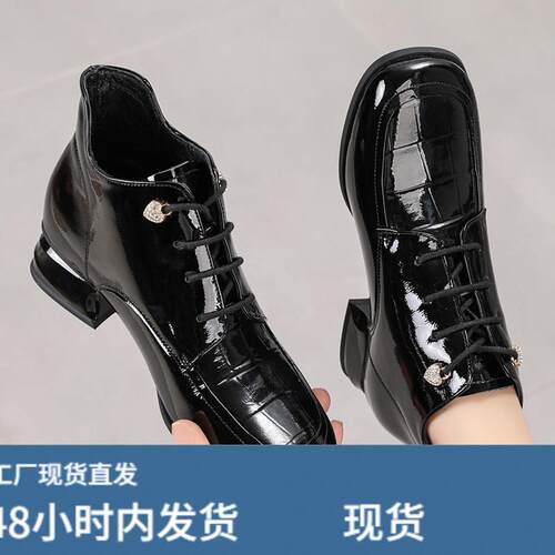 漆皮加绒女鞋2026冬季新款真陂软底短靴女春秋单靴中年妈妈棉皮鞋