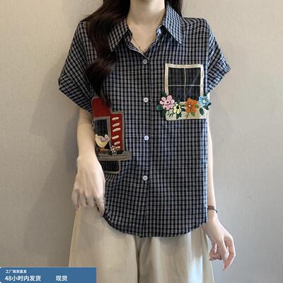设计感花朵刺绣格子短袖衬衫女夏季大码胖mm显瘦遮肚减龄小衫上衣