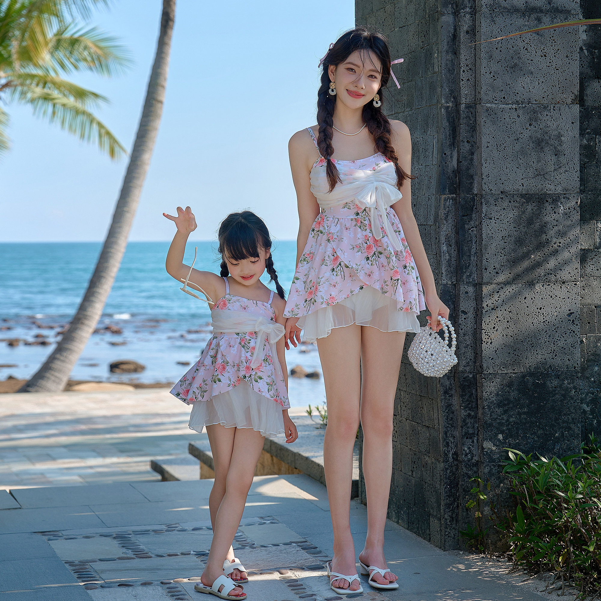 亲子泳衣母女女孩可爱海边度假