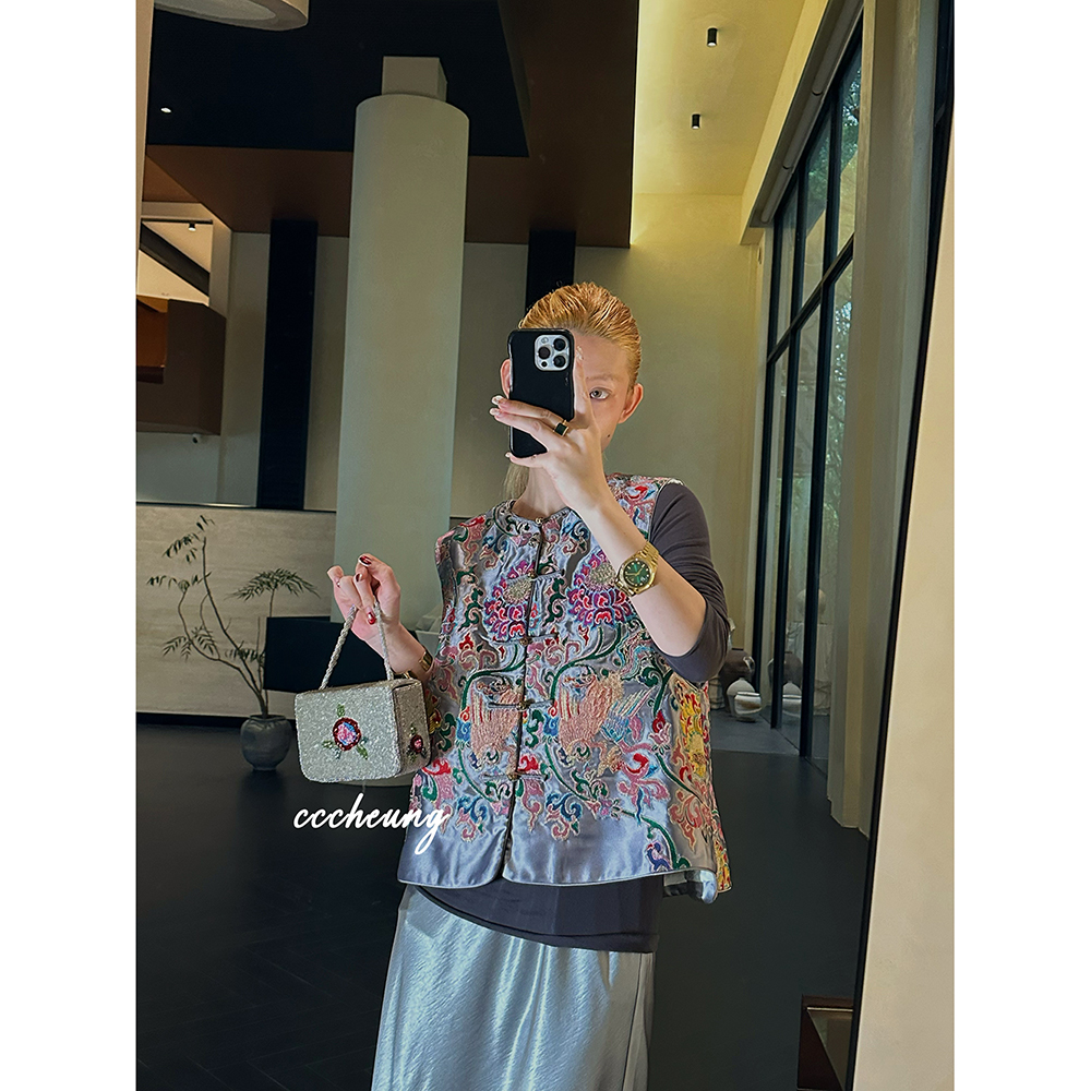 新中式百万针图腾刺绣盘扣马夹