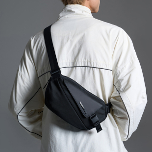 新品 机能斜挎包男女骑行户外通勤小胸包简约腰挂包磁吸潮包
