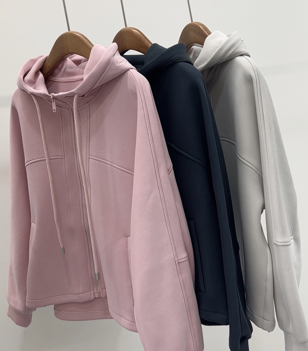 好品质 都市运动风 立体结构分割 异材拼接休闲连帽短外套女