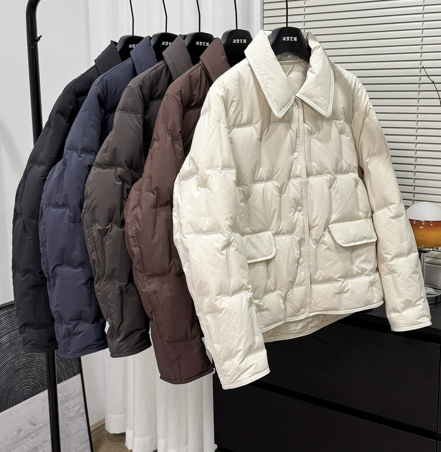 轻暖利落小翻领90鸭绒无缝直充轻盈保暖短款小个子羽绒服夹克外套