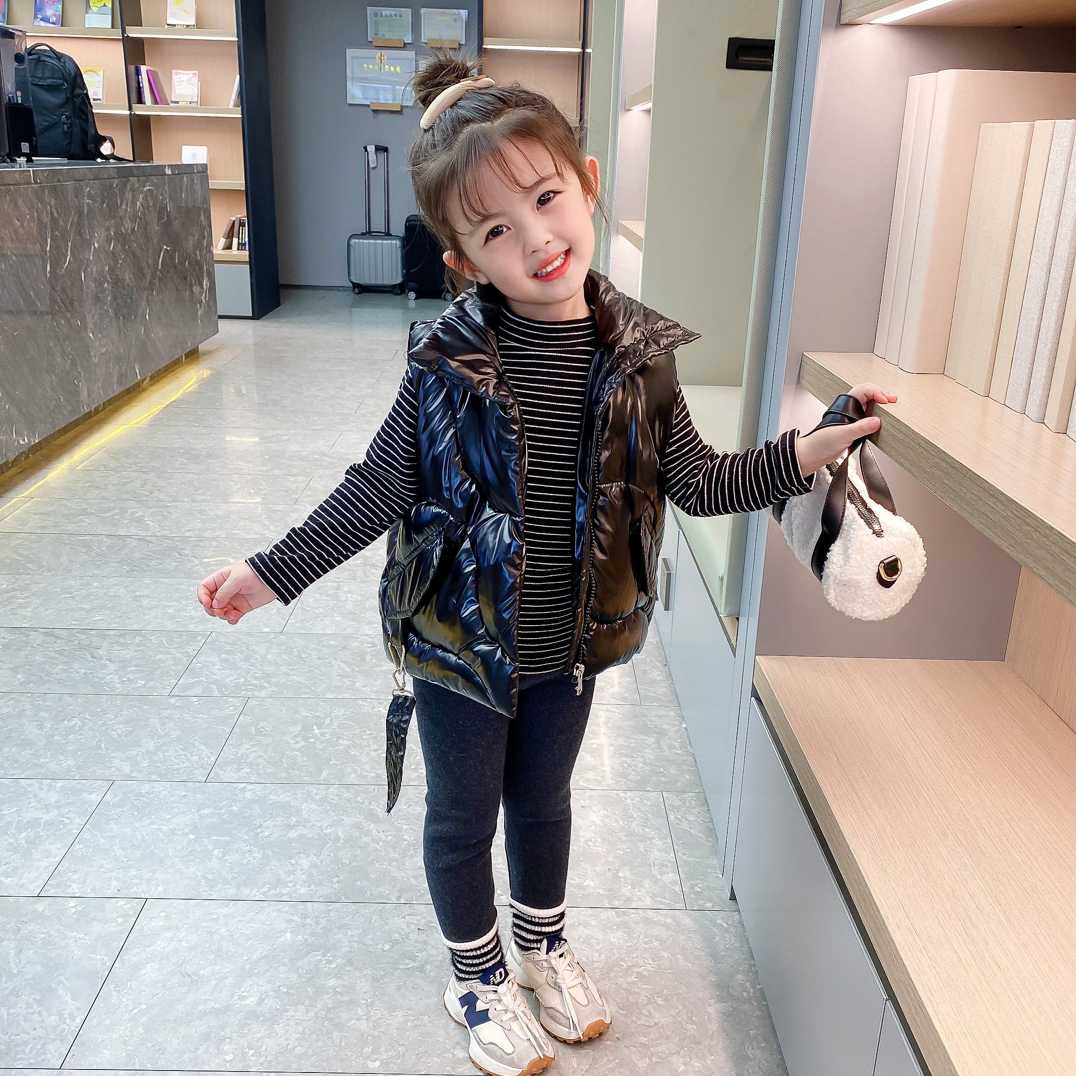 2023新款女宝宝秋冬装女童加厚羽绒棉马甲背心洋气马夹外套3-8岁