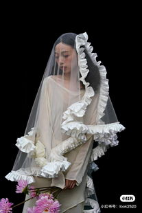 新款小众手作塔夫绸荷叶边头纱新娘主婚纱设计感高级影楼拍照样片