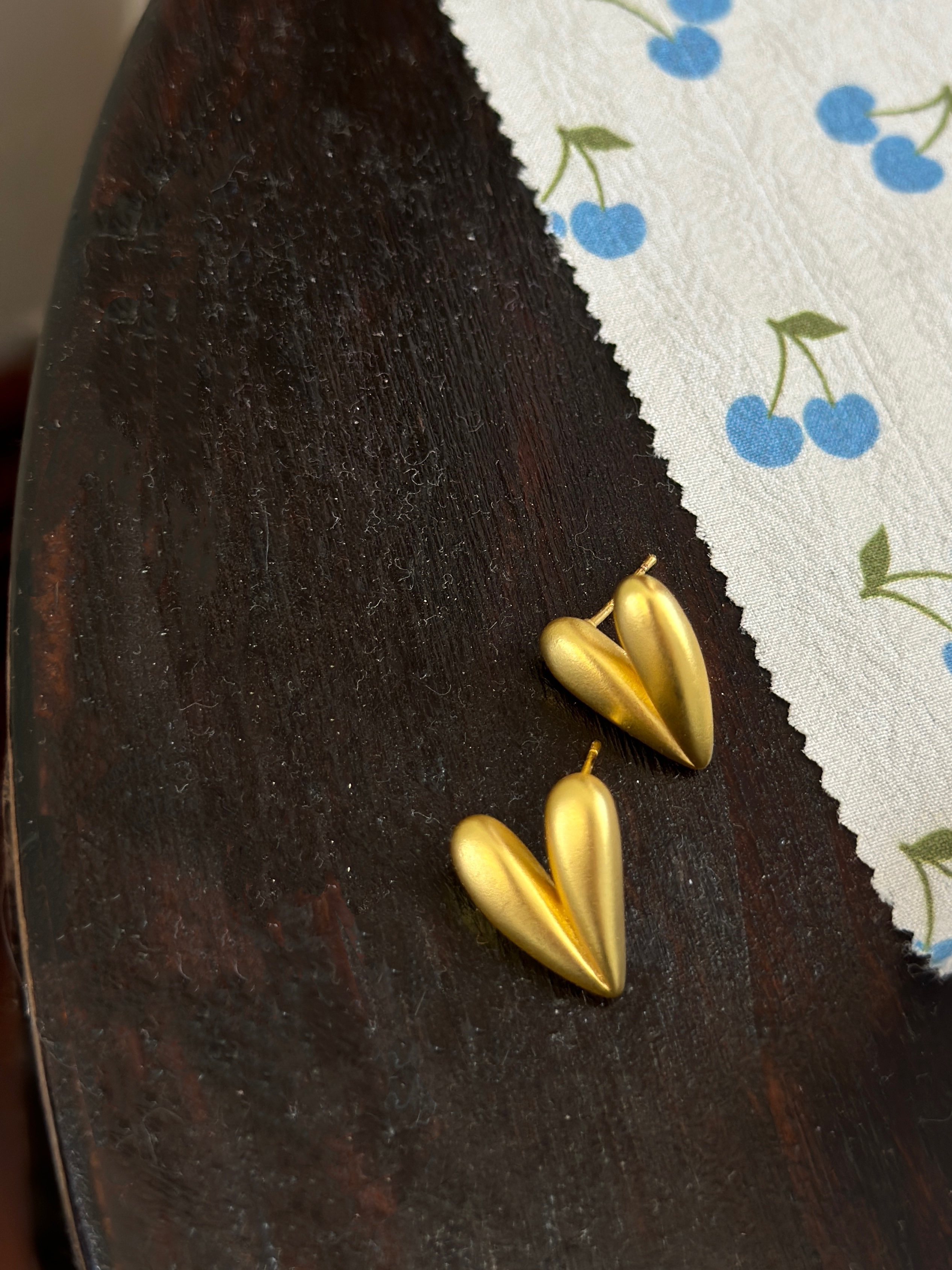 老钱风哑光金爱心耳环