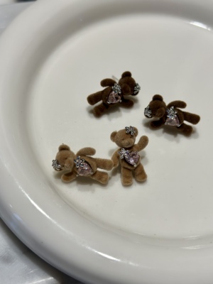 花朵锆石镶嵌植绒小熊耳钉