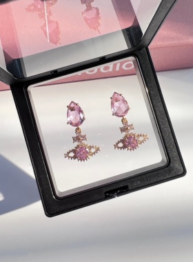 vogueess超嫩的少女粉金搭配长款耳环时髦穿搭配饰西太后星球耳钉