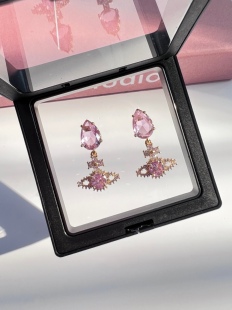 vogueess超嫩的少女粉金搭配长款耳环时髦穿搭配饰西太后星球耳钉