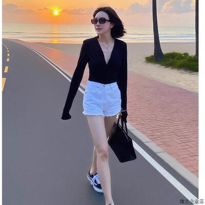 黑色深V领长袖T恤女2025巨好看的早秋穿搭辣妹内搭打底衫短款上衣