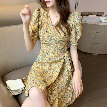 2025夏季新款超仙森系收腰显瘦V领碎花一片式大摆短袖连衣裙女ins