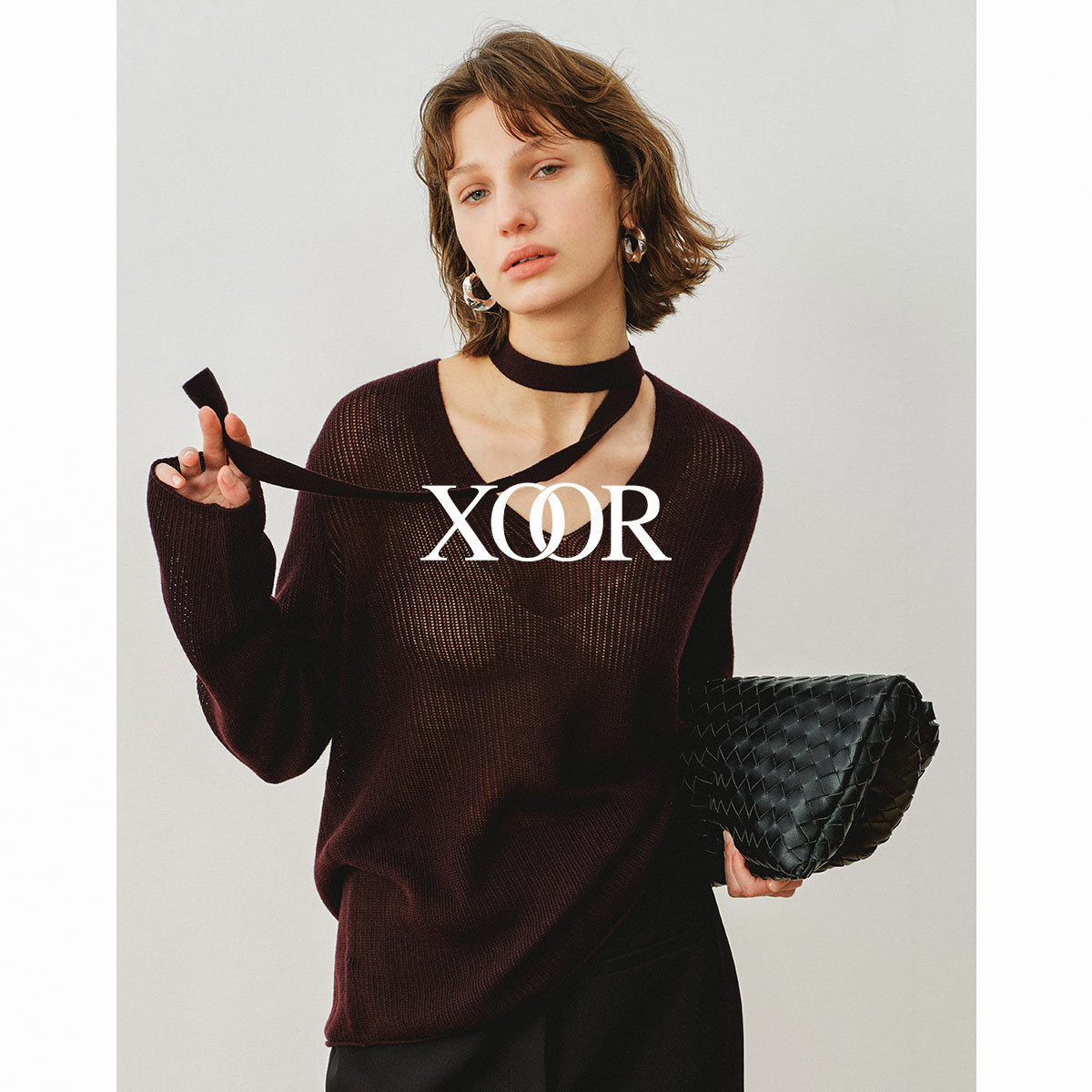 XOOR深酒红飘带V领针织上衣 2026春女坑条挑孔肌理精致松弛感上衣 - 实物图