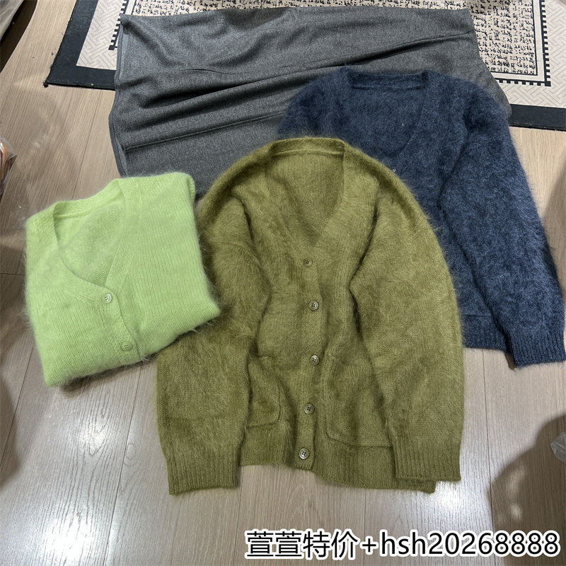 欧洲站2026秋冬新款简约百搭V领宽松纯色柔软亲肤开衫毛衣外衣女
