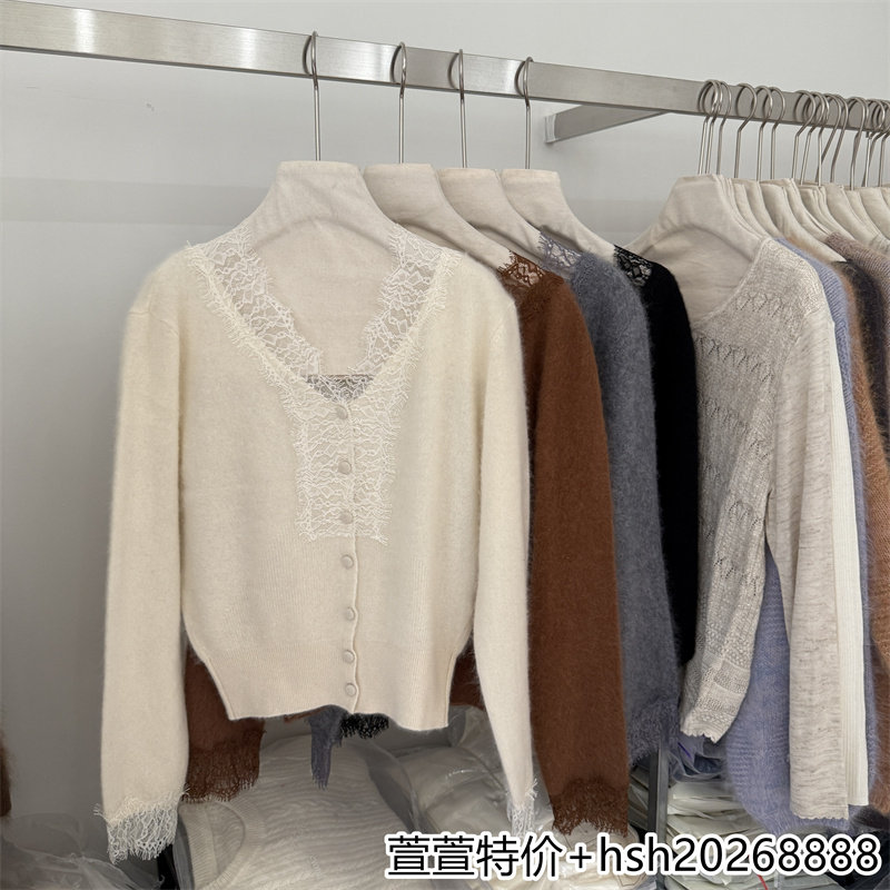 欧洲站2026秋冬新款简约百搭蕾丝V领单排扣纯色开衫绵羊毛毛衣女